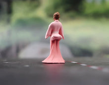 Load image into Gallery viewer, 1:24 Painted Figure Model Miniature Resin Diorama  Sand Vintage Beauty Lady
