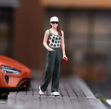 Load image into Gallery viewer, 1:24 Painted Figure Model Miniature Resin Diorama  Sand Couple Lovers Trendy
