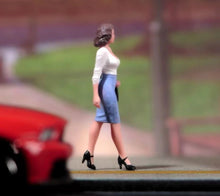 Load image into Gallery viewer, 1:24 Painted Figure Model Miniature Resin Diorama Sand OL Lady Beauty Walking

