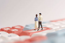 Load image into Gallery viewer, 1:64 Painted Figure Model Miniature Resin Diorama Sand Holding Hands Couple Love
