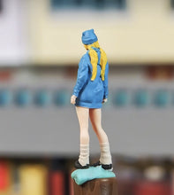 Load image into Gallery viewer, 1:64 Painted Figure Mini Model Miniature Resin Diorama Sand Trendy Hoodie Girl
