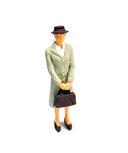 Load image into Gallery viewer, 1:64 Painted Figure Mini Model Miniature Resin Diorama Nostalgic Couple Suits
