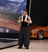 Load image into Gallery viewer, 1:24 Painted Figure Model Miniature Resin Diorama Mechanic Worker Man Towel Boy
