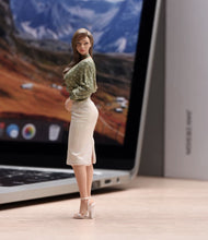 Load image into Gallery viewer, 1:24 Painted Figure Model Miniature Resin Diorama Fashion Elegant Woman Lady
