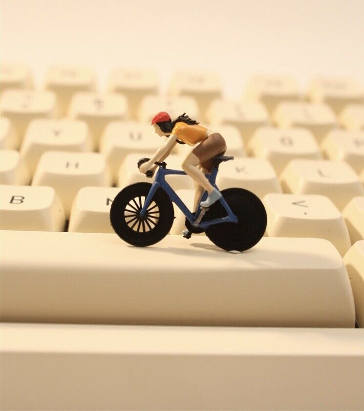 1:64 Painted Figure Model Miniature Resin Diorama Sand Riding Cycling Bicycle