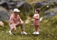 Load image into Gallery viewer, 1:64 Painted Figure Model Miniature Resin Sand Diorama Father and Daughter Set
