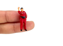 Load image into Gallery viewer, 1:64 Painted Figure Model Miniature Resin Diorama Sand Petrol Station Worker Set
