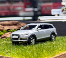 Load image into Gallery viewer, Masdi 1:64 2008 Silver Q7 FSI Quattro SUV Sports Model Diecast Metal Car New Collection

