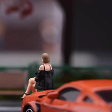 Load image into Gallery viewer, 1:24 Painted Figure Model Miniature Resin Diorama  Sand Pretty Lady Sitting
