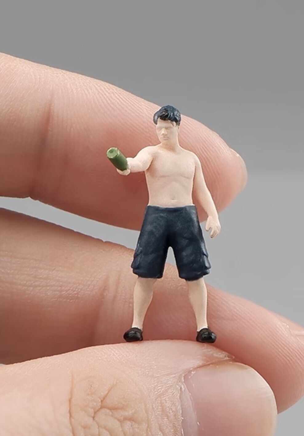 1:64 Painted Figure Mini Model Miniature Resin Diorama Shirtless Man Hold Wine New Collection