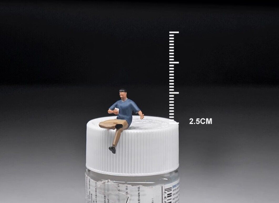 1:64 Painted Figure Mini Model Miniature Resin Diorama Sofa Chatting Sitting Toy