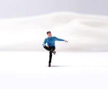 Load image into Gallery viewer, 1:64 Painted Figure Model Miniature Resin Diorama Sand Man Lady Sitting Bench New
