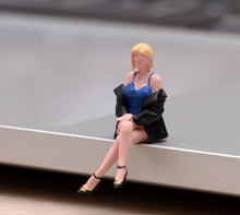 Load image into Gallery viewer, 1:64 Painted Figure Model Miniature Resin Diorama Sand Blond Sexy Lady Beauty
