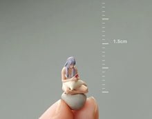 Load image into Gallery viewer, 1:64 Painted Figure Model Miniature Resin Diorama Sand Purple Hair Girl Pillow
