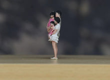 Load image into Gallery viewer, 1:24 Painted Figure Model Miniature Resin Diorama Sand Family Four Dad Mom Kids

