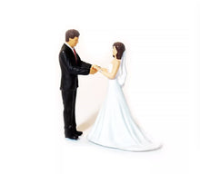 Load image into Gallery viewer, 1:64 Painted Figure Mini Model Miniature Resin Diorama Set Wedding Couple Sand
