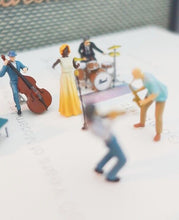 Load image into Gallery viewer, 1:64 Painted Figure Model Miniature Resin Diorama Sand Jazz Band Music Singer
