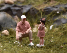 Load image into Gallery viewer, 1:64 Painted Figure Model Miniature Resin Sand Diorama Father and Daughter Set

