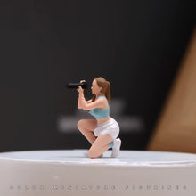 Load image into Gallery viewer, 1:24 Painted Figure Model Miniature Resin Diorama  Sand Beauty Photographer
