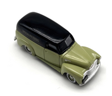 Load image into Gallery viewer, 1:87 Green Mini Van Wagon Delivery Classic Vintage Model Diecast Metal Car
