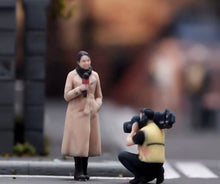 Load image into Gallery viewer, 1:64 Painted Figure Model Miniature Resin Diorama street interview Host Camera B
