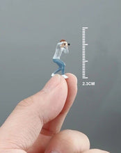Load image into Gallery viewer, 1:64 Painted Figure Mini Model Miniature Resin Diorama Sand Street Camera Man
