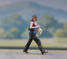Load image into Gallery viewer, 1:24 Painted Figure Model Miniature Resin Diorama Sand  Street Couple Set
