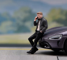 Load image into Gallery viewer, 1:24 Painted Figure Model Miniature Resin Diorama Sand  Street Couple Set
