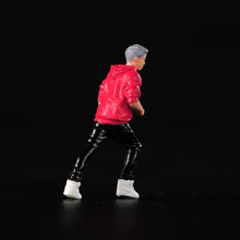 Load image into Gallery viewer, 1:64 Painted Figure Model Miniature Resin Diorama Sand Causual Boy Red Walking New

