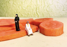 Load image into Gallery viewer, 1:64 Painted Figure Model Miniature Resin Diorama Sand Saudi Robe Man Lady Toy
