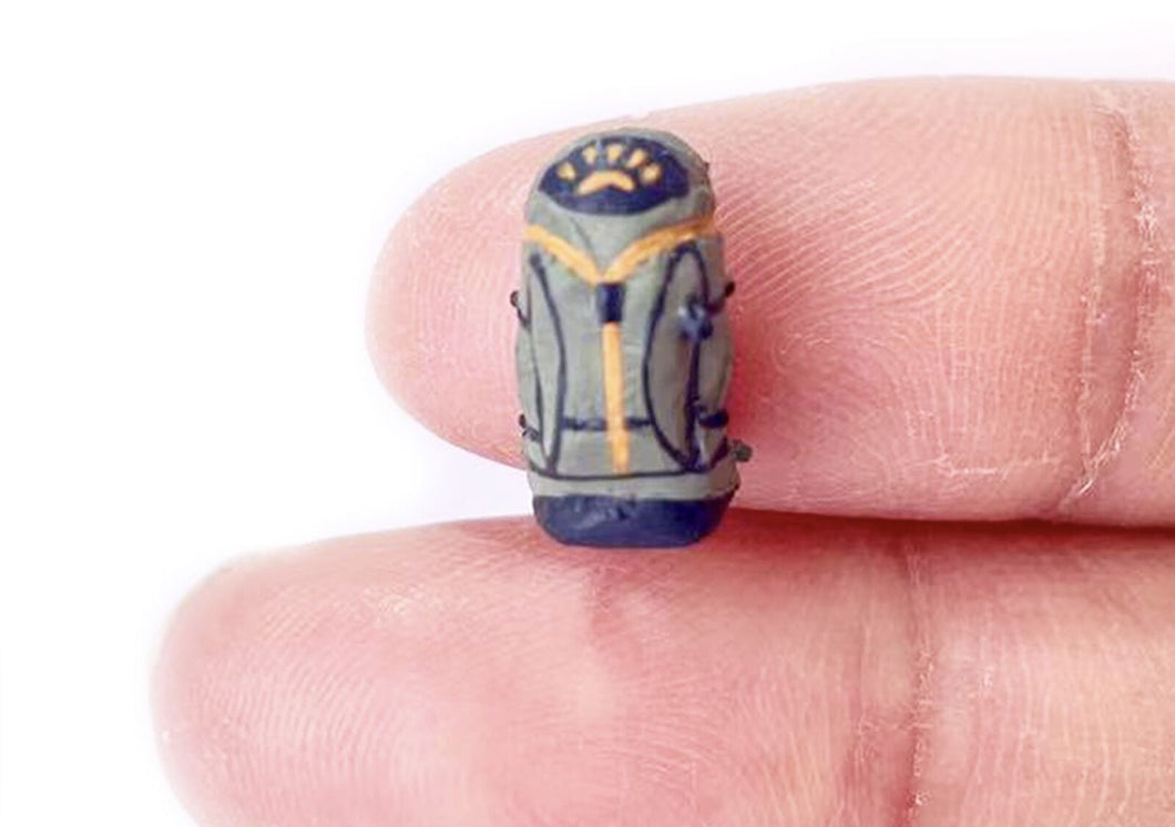 1:64 Painted Figure Mini Model Miniature Resin Diorama Sand Camping Backpack Bag New