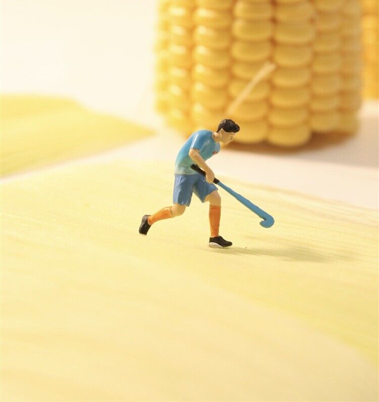 1:64 Painted Figure Model Miniature Resin Diorama Sand Hockey Ball Sport Outdoor