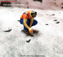 Load image into Gallery viewer, 1:64 Painted Figure Mini Model Miniature Resin Diorama Sand Cutting Repairman
