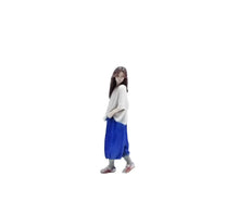 Load image into Gallery viewer, 1:64 Painted Figure Mini Model Miniature Resin Diorama Girl White Tee Blue Pants
