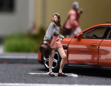 Load image into Gallery viewer, 1:64 Painted Figure Model Miniature Resin Diorama Toy Sand Trendy Walking Girl
