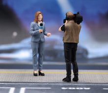 Load image into Gallery viewer, 1:64 Painted Figure Model Miniature Resin Diorama Toy Journalist Interview Set
