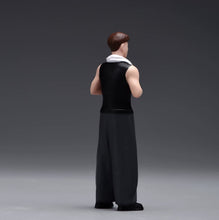 Load image into Gallery viewer, 1:24 Painted Figure Model Miniature Resin Diorama Mechanic Worker Man Towel Boy
