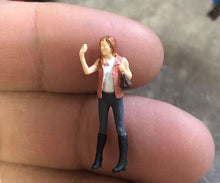 Load image into Gallery viewer, 1:64 Painted Figure Mini Model Miniature Resin Diorama Sand Say Hi Lady With Bag New Scene
