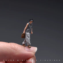 Load image into Gallery viewer, 1:24 Painted Figure Model Miniature Resin Diorama  Sand Fashion Man With Hat
