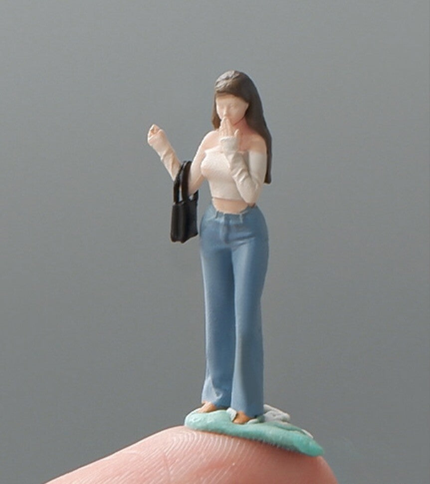 1:64 Painted Figure Mini Model Miniature Resin Diorama Lady Brown Hair Girl Bag