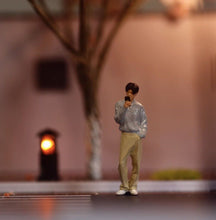 Load image into Gallery viewer, 1:64 Painted Figure Model Miniature Resin Diorama Sand Couple Photo Lovers Toy
