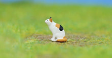 Load image into Gallery viewer, 1:64 Painted Figure Model Miniature Resin Diorama Sand Pet Walk Cat Kitten Toy
