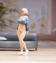 Load image into Gallery viewer, 1:24 Painted Figure Model Miniature Resin Diorama Blond Short Hair Lady Woman
