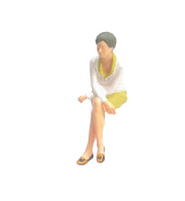 Load image into Gallery viewer, 1:64 Painted Figure Mini Model Miniature Resin Diorama Sand Chatting Couple Set
