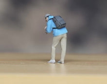 Load image into Gallery viewer, 1:64 Painted Figure Model Miniature Resin Diorama Sand Photographer Man Camera
