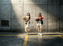 Load image into Gallery viewer, 1:64 Painted Figure Miniature Mini Resin Model Diorama Girl with Flowers Set
