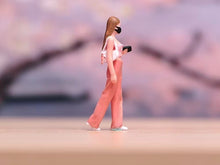 Load image into Gallery viewer, 1:64 Painted Figure Model Miniature Resin Diorama Sand Shopping Girl With Mask
