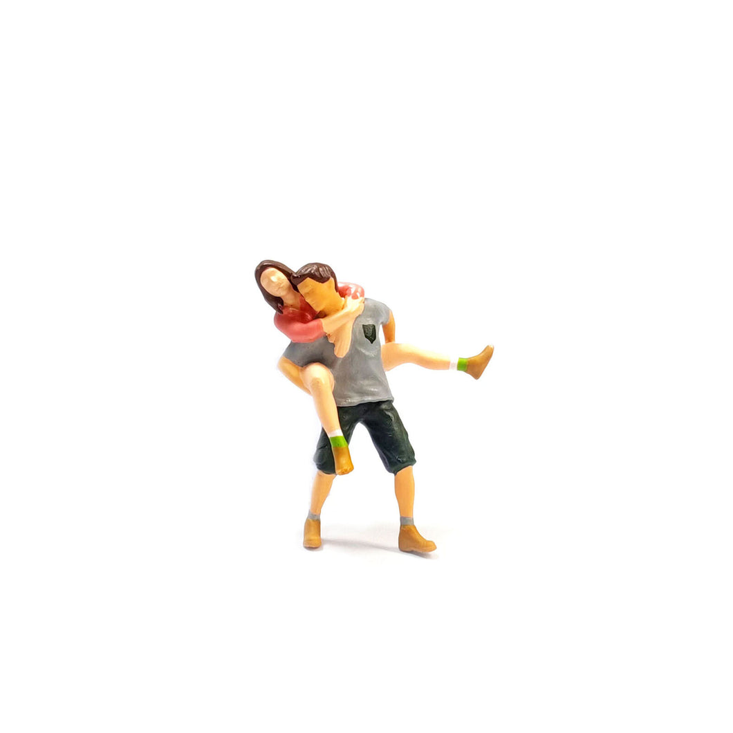 1:64 Painted Figure Mini Model Miniature Resin Diorama Lovers Boy carrying Girl