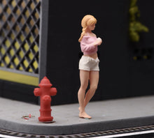 Load image into Gallery viewer, 1:24 Painted Figure Model Miniature Resin Diorama Sand  Pretty Blond Girl
