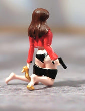 Load image into Gallery viewer, 1:64 Painted Figure Model Miniature Resin Diorama Kneeling Beauty Girl With Gun New
